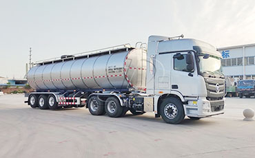 山東客戶介紹朋友到我司購買半掛鮮奶運輸車